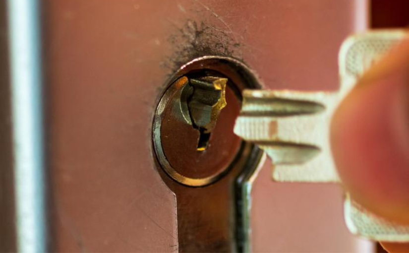 σπασμένο κλειδί μπροστά σε κύλινδρο κλειδαριάς ασφαλείας πάνω σε πόρτα