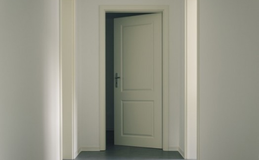 φωτογραφία πόρτας εσωτερικής σπιτιού, η οποία ανοίγει προς τα μέσα