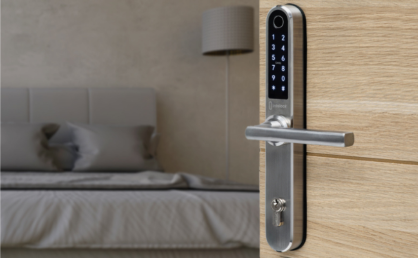 Ηλεκτρονική κλειδαριά πόμολο Intelock σε ασημί χρώμα πάνω σε ξύλινη πόρτα δωματίου ξενοδοχείου